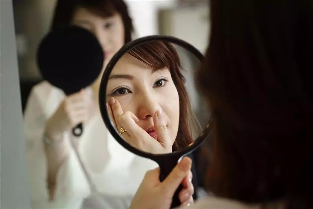 镜子里的人说假话是什么意思